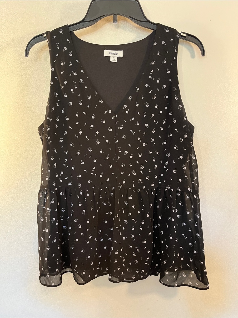 kensie Black Floral V-Neck Sleeveless Peplum Camisole